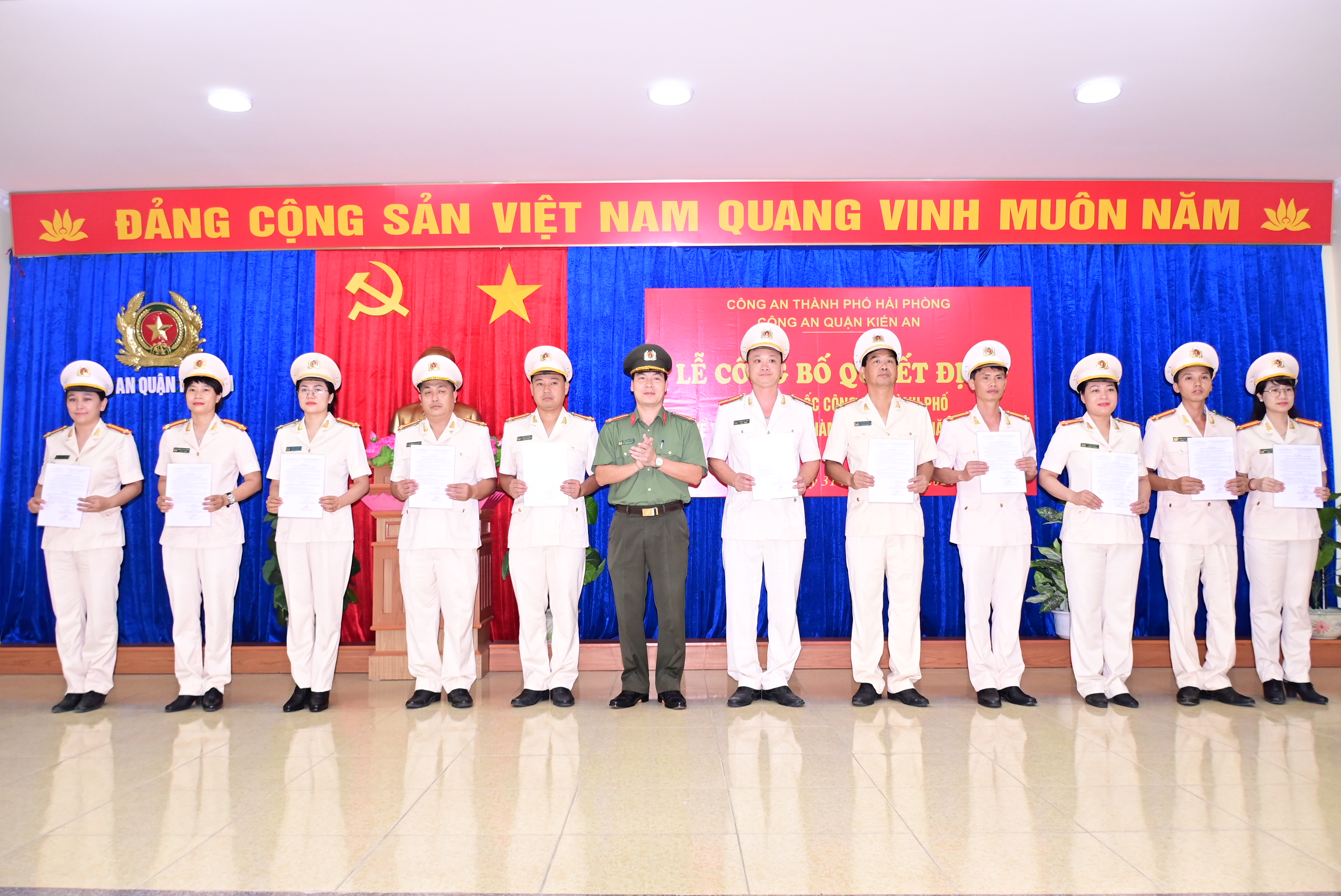 Công an quận Kiến An - CATP: 74 CBCS được nâng lương, thăng cấp bậc hàm năm 2024